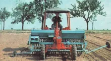 <b>Geräteträger GT 124 mit Drillmaschine A 188</b><br>Copyright: VEB Traktorenwerk Schönebeck<br>Quelle: Zeitschrift "Kraftfahrzeugtechnik" 6/1967, Umschlag