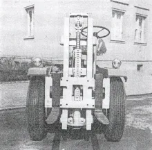 <b>Frontansicht</b><br>Copyright: VEB Traktorenwerk Schönebeck<br>Quelle: Bedinanweisung "RS 09 Dieselgabelstapler ST 961/G1 und ST 961/G2", Seite 13